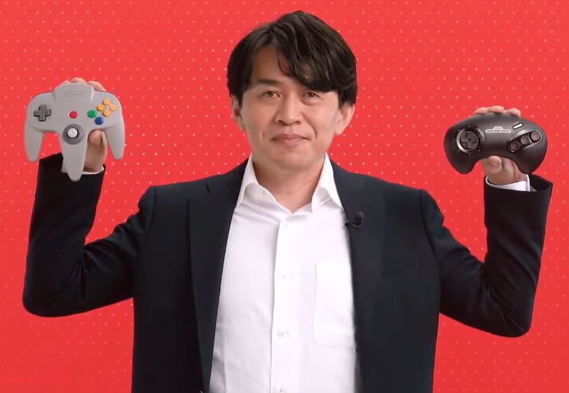 Yoshiaki Koizumi präsentiert den N64 und Sega Genesis Controller